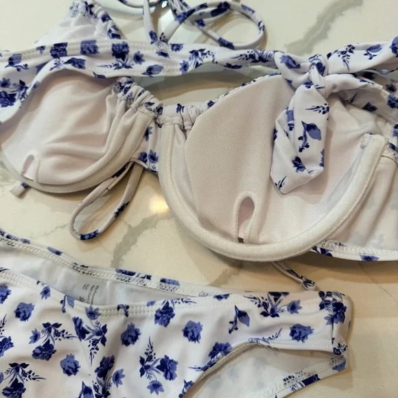 4 Bikini Sets - all medium - Picture 5 of 11